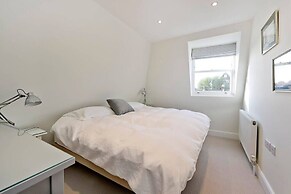 Spacious 4 Bed House, Battersea