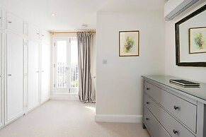 Spacious 4 Bed House, Battersea