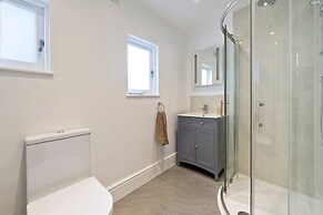 Spacious 4 Bed House, Battersea