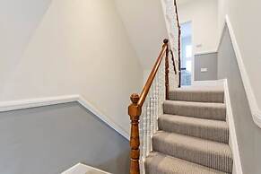 Spacious 4 Bed House, Battersea