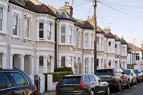 Spacious 4 Bed House, Battersea