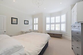 Spacious 4 Bed House, Battersea