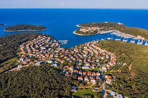 Comfortable Apartment With Pool and Garden