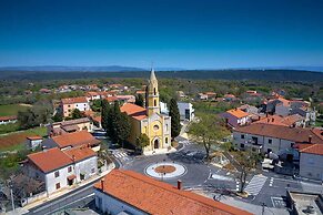 Comfortable Apartment With Pool and Garden