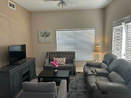 Charming Townhouse Near Disney