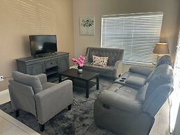 Charming Townhouse Near Disney