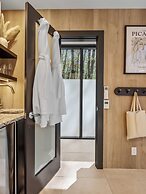 Mirror Villas - Modern Retreat with private hot tubs and mountain view