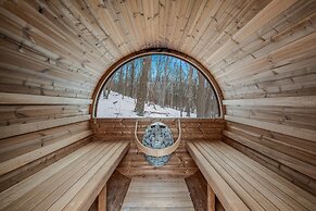 Mirror Villas - Modern Retreat with private hot tubs and mountain view