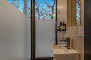 Mirror Villas - Modern Retreat with private hot tubs and mountain view