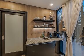 Mirror Villas - Modern Retreat with private hot tubs and mountain view