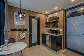 Mirror Villas - Modern Retreat with private hot tubs and mountain view