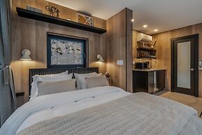 Mirror Villas - Modern Retreat with private hot tubs and mountain view