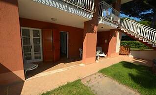 Comfy Apartment With Patio and Private Fenced and Furnished Garden