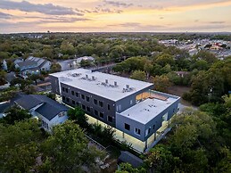 Upstay Brand New Contemporary Apartment Near Soco