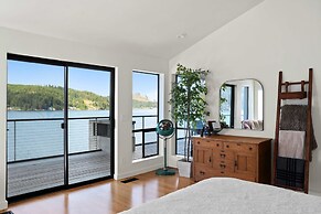 Lakefront Luxury Stunning Views Dock Hot Tub