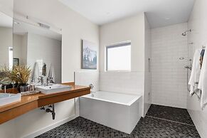 Lakefront Luxury Stunning Views Dock Hot Tub