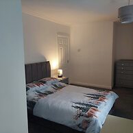 Knotty Ash - 3 Beds - Sleeps 6 - On-site Parking