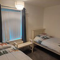 Knotty Ash - 3 Beds - Sleeps 6 - On-site Parking