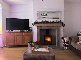 Knotty Ash - 3 Beds - Sleeps 6 - On-site Parking