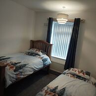 Knotty Ash - 3 Beds - Sleeps 6 - On-site Parking