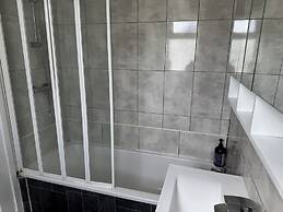 Knotty Ash - 3 Beds - Sleeps 6 - On-site Parking