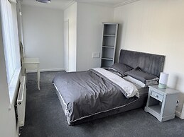 Knotty Ash - 3 Beds - Sleeps 6 - On-site Parking