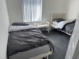 Knotty Ash - 3 Beds - Sleeps 6 - On-site Parking