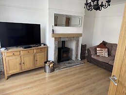 Knotty Ash - 3 Beds - Sleeps 6 - On-site Parking