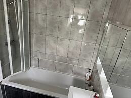 Knotty Ash - 3 Beds - Sleeps 6 - On-site Parking