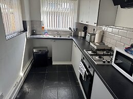 Knotty Ash - 3 Beds - Sleeps 6 - On-site Parking