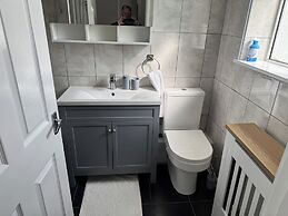 Knotty Ash - 3 Beds - Sleeps 6 - On-site Parking