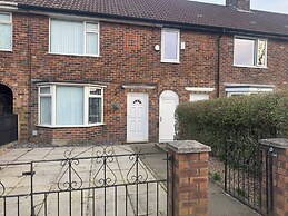 Knotty Ash - 3 Beds - Sleeps 6 - On-site Parking