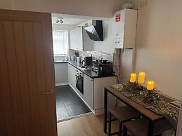 Knotty Ash - 3 Beds - Sleeps 6 - On-site Parking