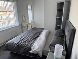 Knotty Ash - 3 Beds - Sleeps 6 - On-site Parking