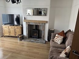 Knotty Ash - 3 Beds - Sleeps 6 - On-site Parking