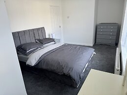 Knotty Ash - 3 Beds - Sleeps 6 - On-site Parking