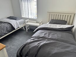 Knotty Ash - 3 Beds - Sleeps 6 - On-site Parking