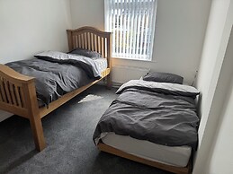 Knotty Ash - 3 Beds - Sleeps 6 - On-site Parking