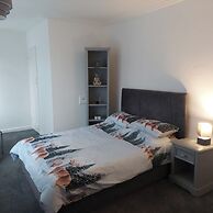 Knotty Ash - 3 Beds - Sleeps 6 - On-site Parking