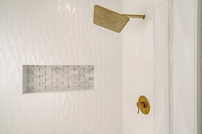 Sleek Home w/ Screened Patio & Yard in Houston!