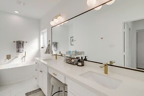 Sleek Home w/ Screened Patio & Yard in Houston!