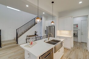 Sleek Home w/ Screened Patio & Yard in Houston!