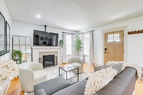 Walk to Amphitheater & Stadium: Home w/ Deck!