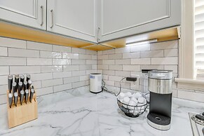 Walk to Amphitheater & Stadium: Home w/ Deck!