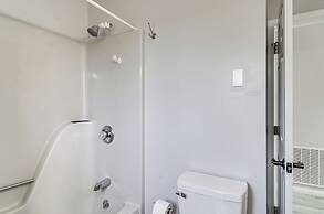 Walk to Dale Hollow Lake: Updated Cottage w/ Deck!