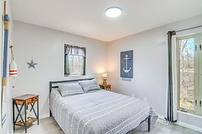 Walk to Dale Hollow Lake: Updated Cottage w/ Deck!