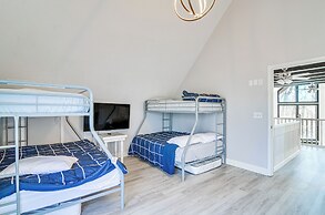 Walk to Dale Hollow Lake: Updated Cottage w/ Deck!