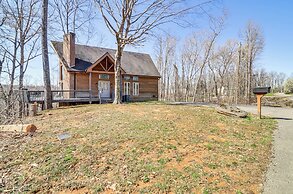 Walk to Dale Hollow Lake: Updated Cottage w/ Deck!