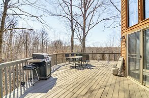 Walk to Dale Hollow Lake: Updated Cottage w/ Deck!