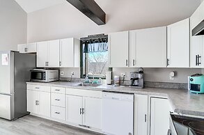 Walk to Dale Hollow Lake: Updated Cottage w/ Deck!